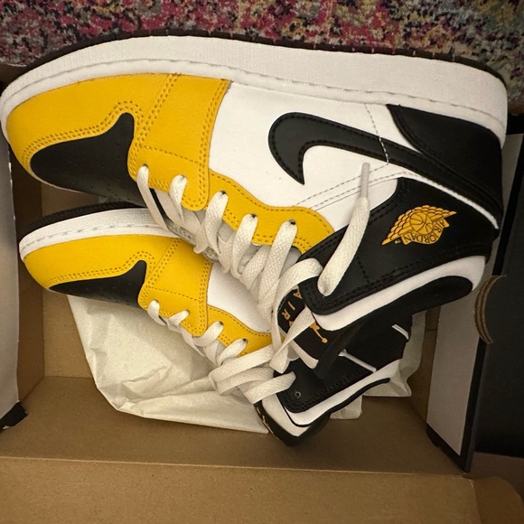 TODAY SALE ONLY - Air Jordans 1  mid, GS 6 1/2 boys - Picture 1 of 11